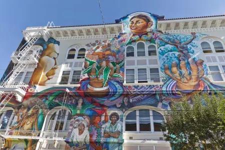 丰富多彩的, large-scale mural covers the side of the Women's Building in San Francisco's 任务的区.